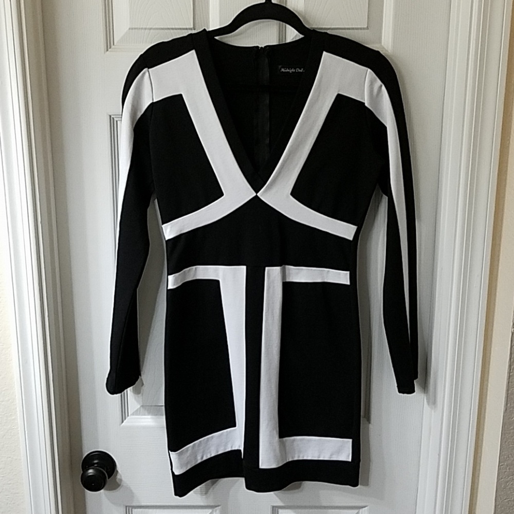 Worn 1 time! Amazing bodycon black and white dress